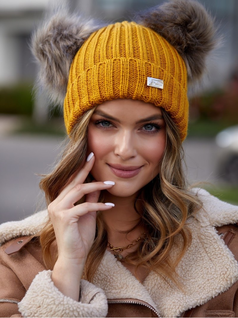 Senffarbene Mütze mit Pompons für den Winter C5 – Online-Shop – Boutique